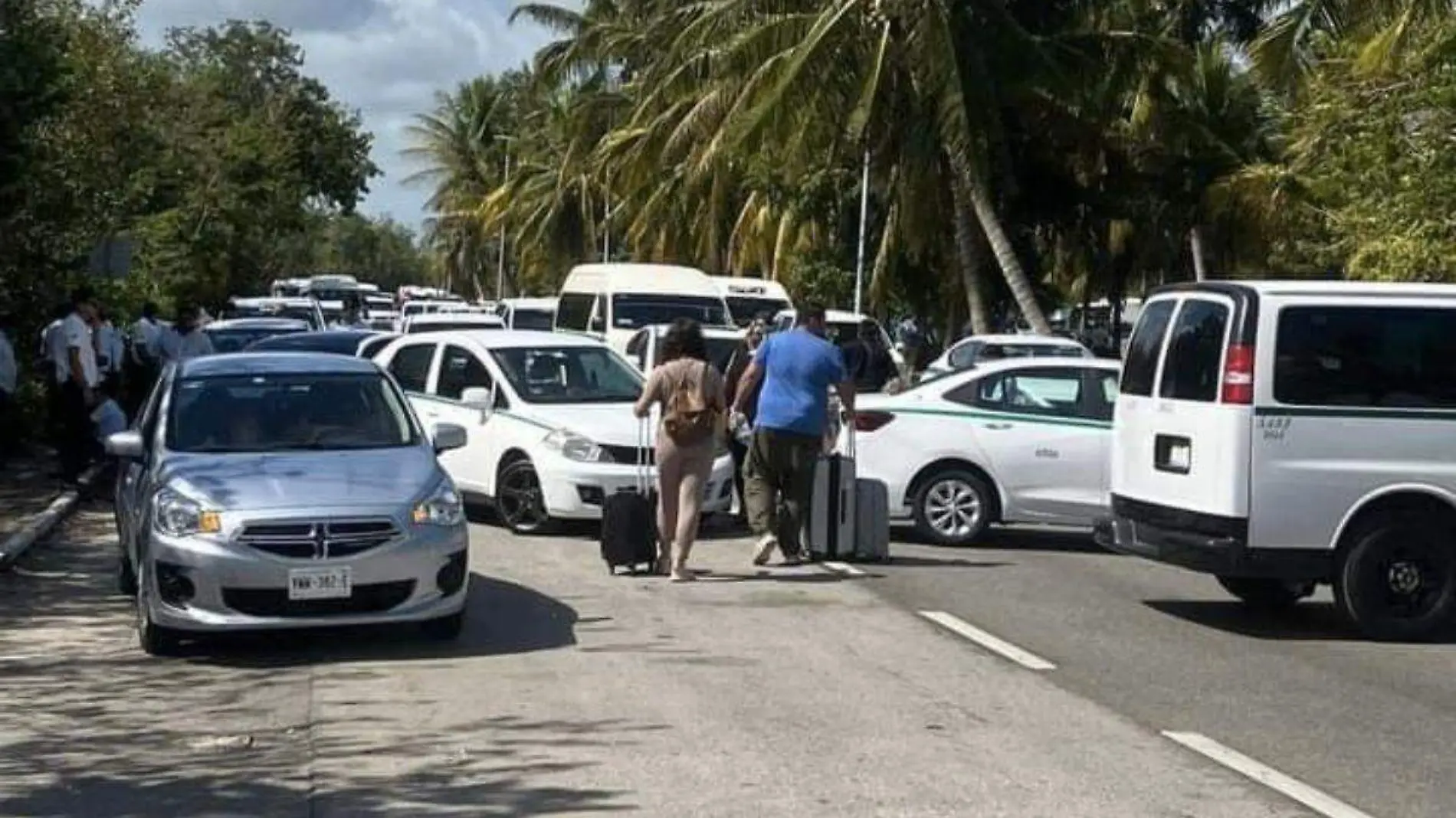 Bloqueo de taxistas en la zona hotelera de Cancún por entrada de Uber